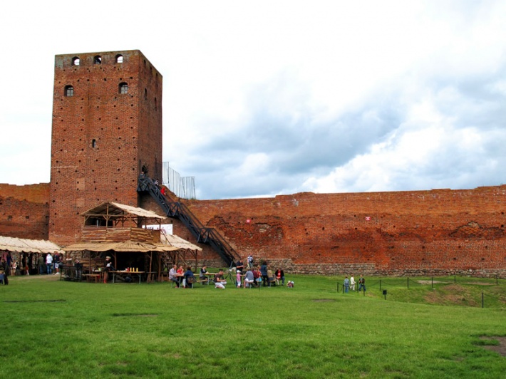 Ruiny zamku w Czersku - wieża bramna