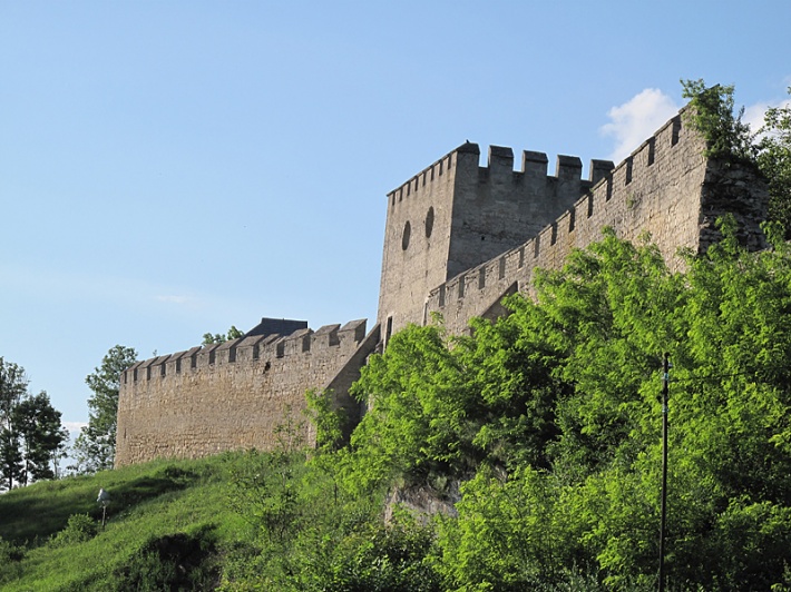 Szydłów - mury zachodnie i ruiny zamku