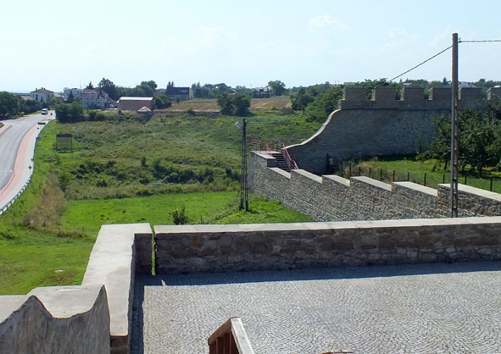 Szydłów - widok z Bramy Krakowskiej na południowo-zachodni narożnik murów, 2014