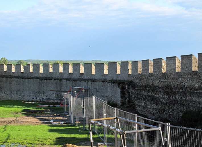 Szydłów - mury zachodnie od strony wewnętrznej, 2010