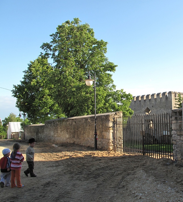 Szydłów - mury wewnętrzne oddzielające zamek od miasta