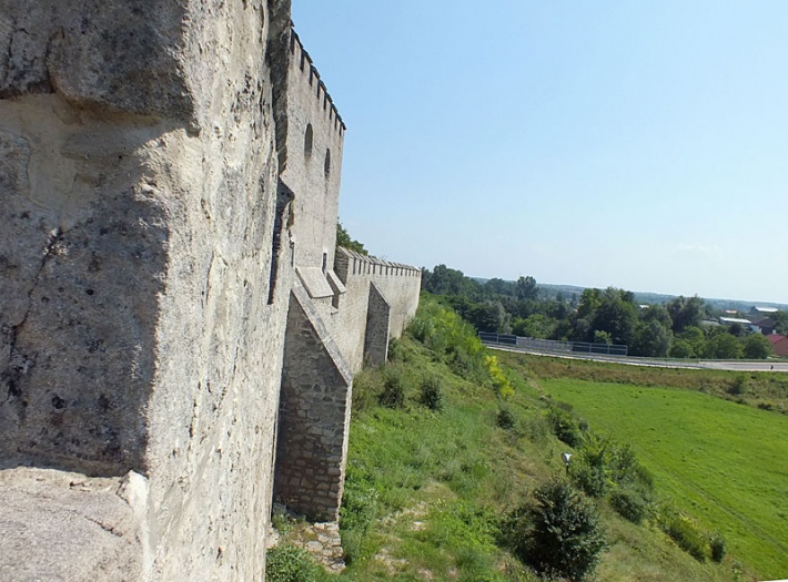 Szydłów - mury zachodnie od strony zewnętrznej