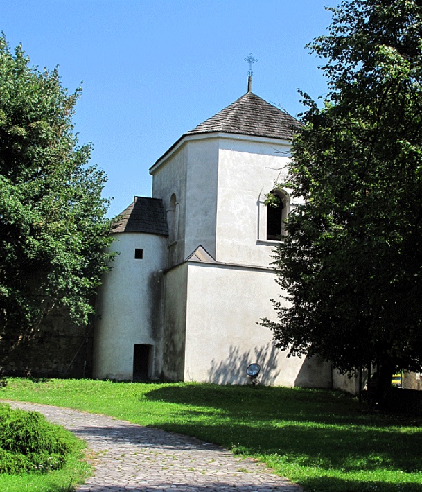Szydłów - baszta obronna przy wschodnim odcinku średniowiecznych murów miejskich, obecnie dzwonnica kościelna