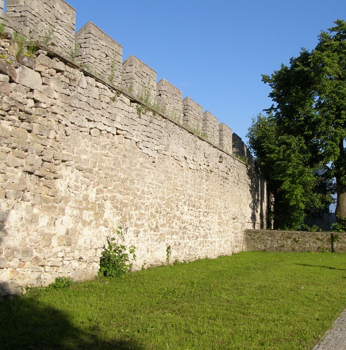 Szydłów - mury wschodnie obok kościoła