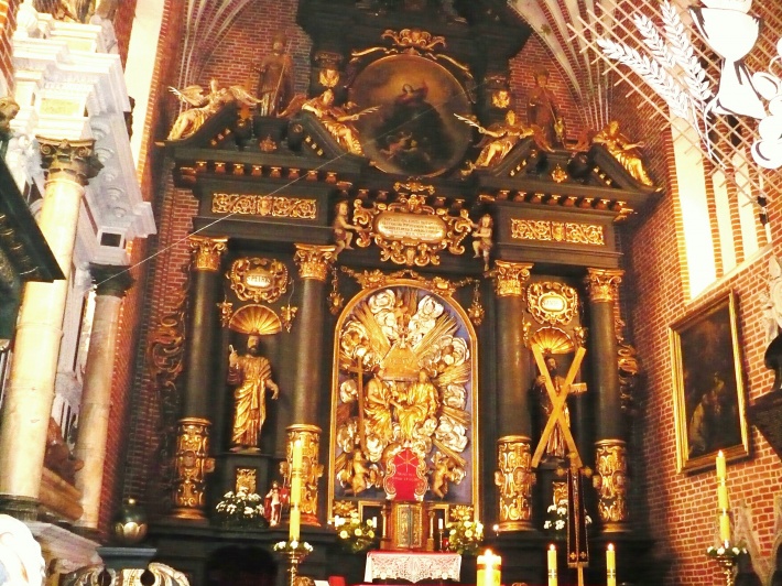 Barokowy ołtarz główny z odsłoniętą płaskorzeźbą Trójcy Świętej