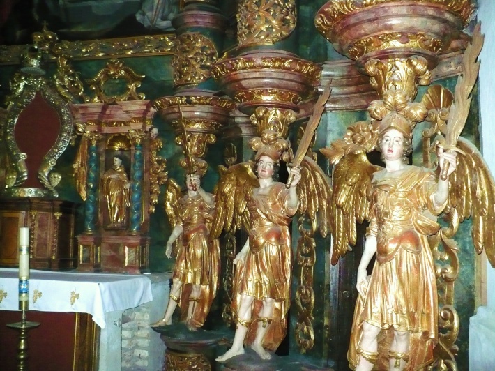 Barokowe archanioły w ołtarzu głównym