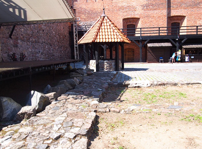 Zamek krzyżacki w Bytowie - fundamenty dawnych zabudowań na dziedzińcu zamkowym
