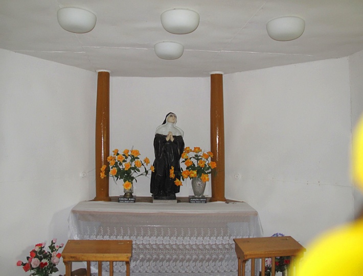 ołtarz w kaplicy św. Otylii z figurą świętej