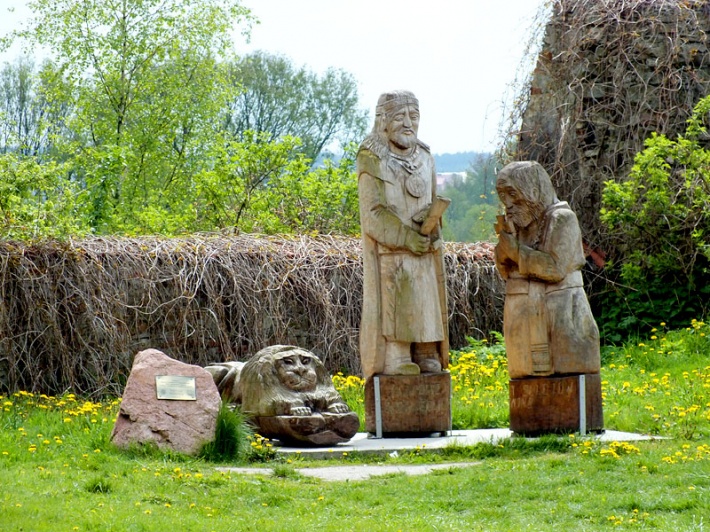 Opactwo cysterskie w Sulejowie - figura Kazimierza Sprawiedliwego, fundującego cystersom opactwo