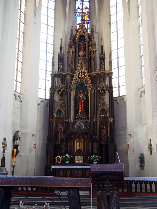 Paczków - kościół św. Jana Ewangelisty, neogotycki ołtarz główny św. Jana Apostoła i Ewangelisty
