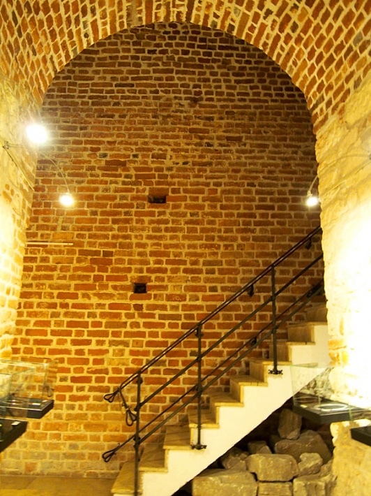zamek w Sandomierzu - schody w podziemiu