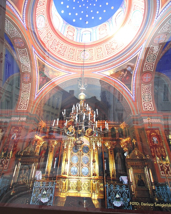 wnętrze cerkwi - ikonostas - fotografia plakatu umieszczonego w gablocie na Rynku Trybunalskim