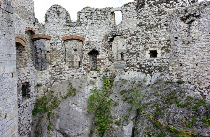 Ruiny zamku Ogrodzieniec - dziedziniec gospodarczy