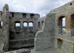 Ruiny zamku Ogrodzieniec - brama wjazdowa