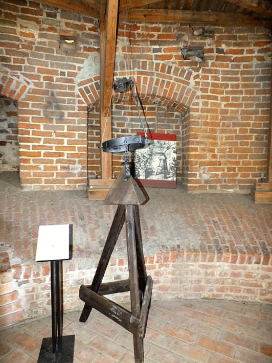 Zamek biskupów warmińskich w Reszlu - wystawa narzędzi tortur, kołyska Judasza
