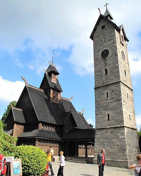 granitowa dzwonnica chroniąca kościółek przed ostrym wiatrem znad Śnieżki