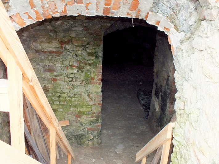 Iłża - ruiny zamku biskupiego, zejście do podziemi