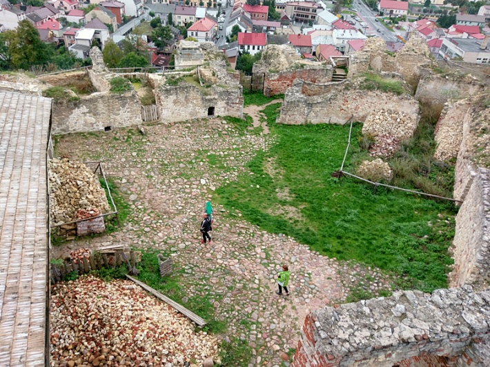Iłża - ruiny zamku biskupiego, dziedziniec zamku górnego