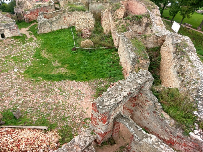 Iłża - widok na dziedziniec zamkowy i ruiny zamku górnego