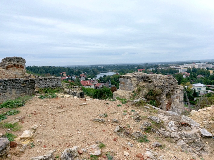 Iłża - widok na ruiny zamku, w oddali zalew na Iłżance