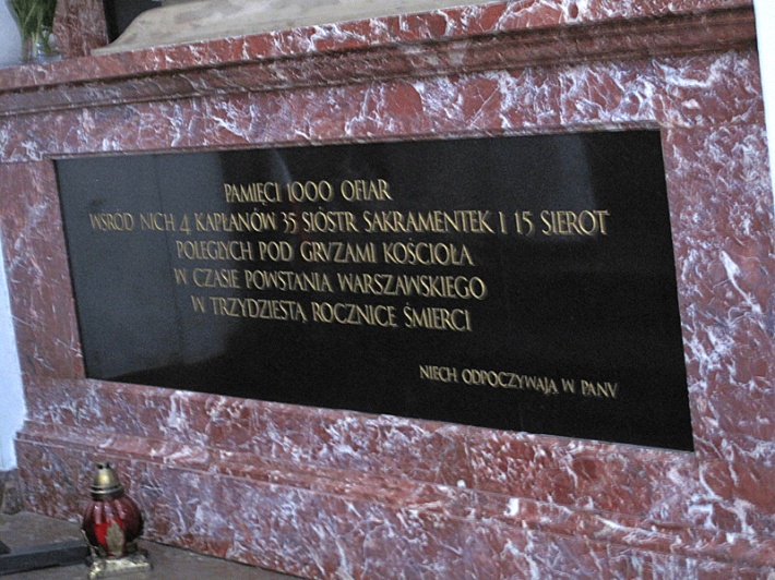 tablica upamiętniająca ludzi, którzy zginęli pod gruzami kościoła w 1944 roku