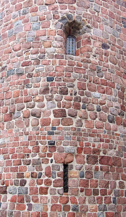 Strzelno - rotunda św. Prokopa, gomułkowe szybki w oknach wieży