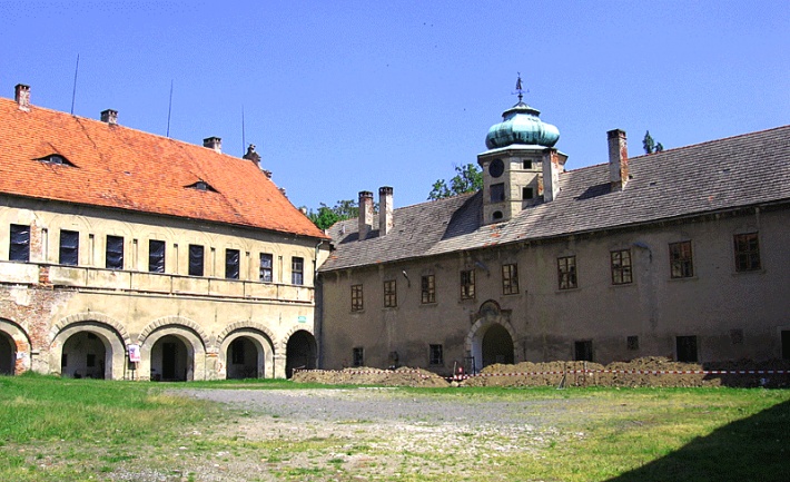 zamek dolny - skrzydło północne i wschodnie z bramą wjazdową