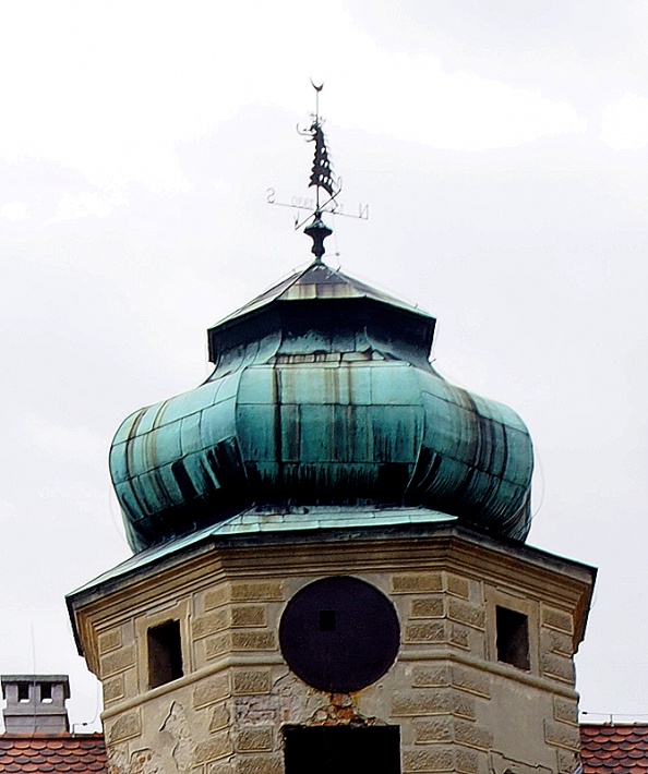 Głogówek - zamek Oppersdorffów, wieżyczka nad bramą wjazdową do zamku