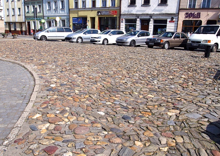 Paczków - rynek wyłożony kamieniami z rozebranych murów zewnętrznych miasta