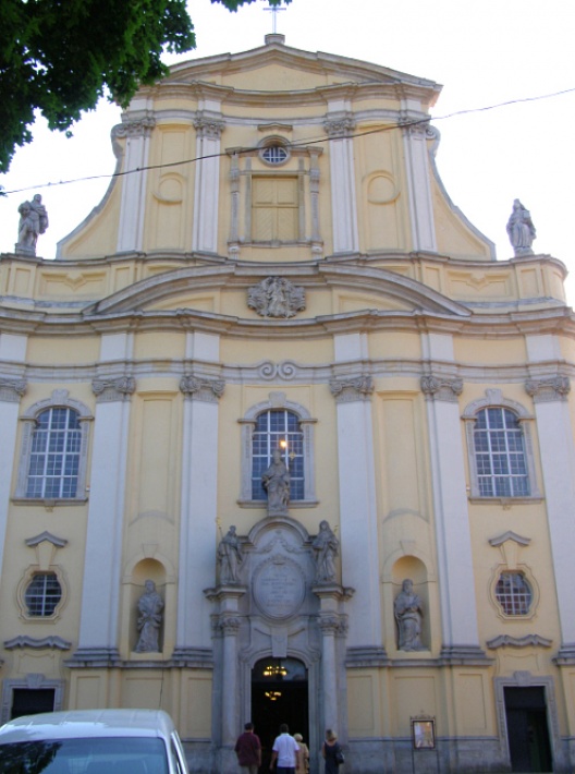 Lubomierz - fasada kościoła