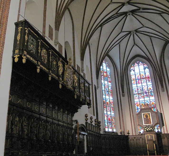 prezbiterium - zrekonstruowane XVIII-wieczne stalle kanonickie