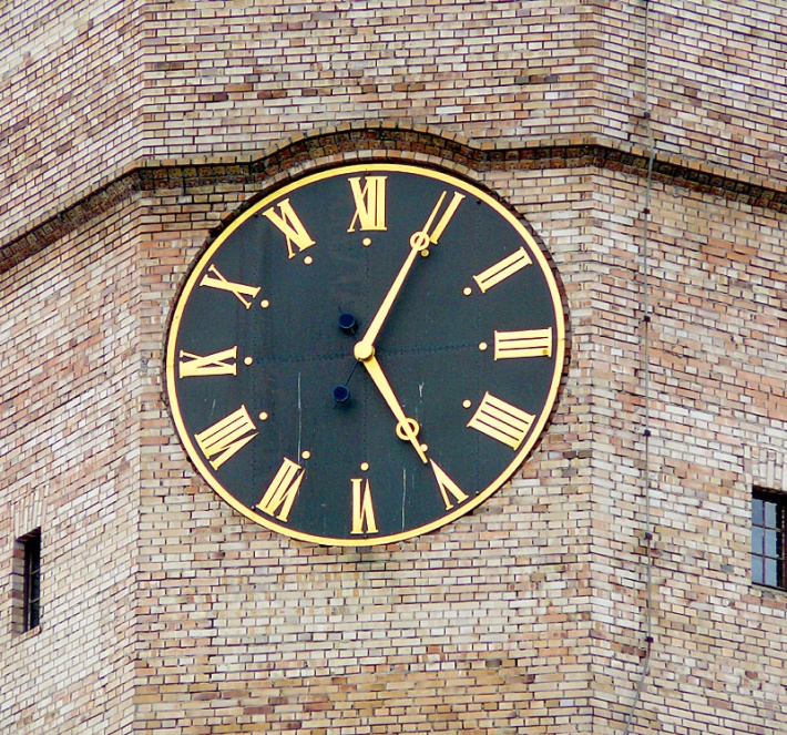 ratusz w Głogowie - zegar na wieży ratuszowej