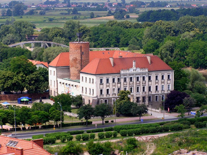 widok na zamek Piastów głogowskich i most kolejowy na Odrze
