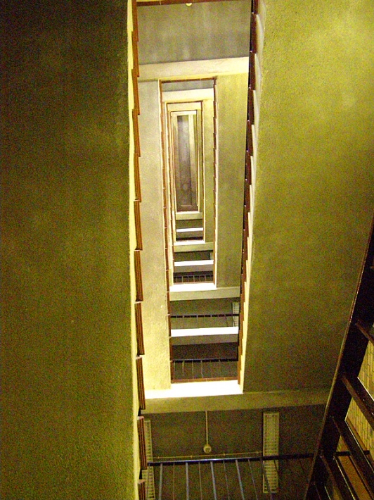 schody wewnątrz wieży ratuszowej
