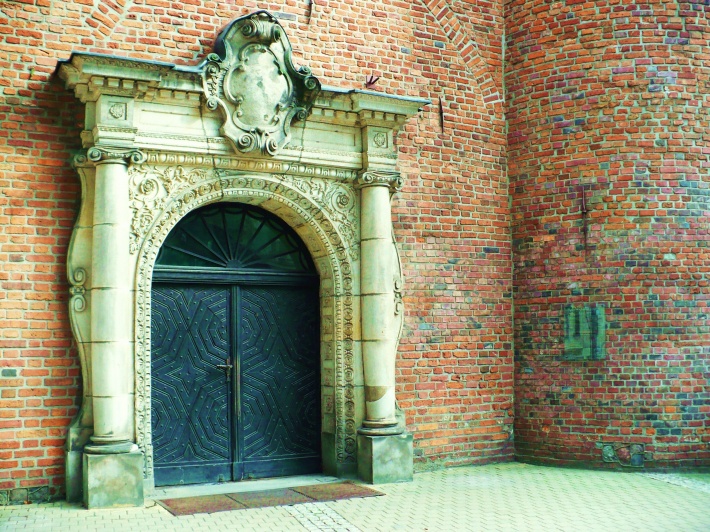 Renesansowy portal wejścia głównego