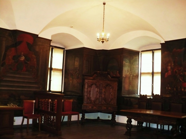 Dawna sala radziecka z malowidłami na ścianach z 1743 roku
