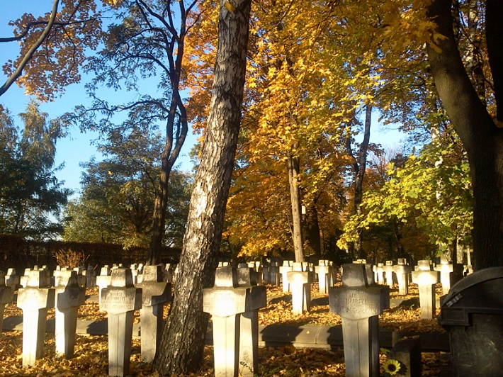 Cmentarz Wojskowy na Powązkach jesienią
