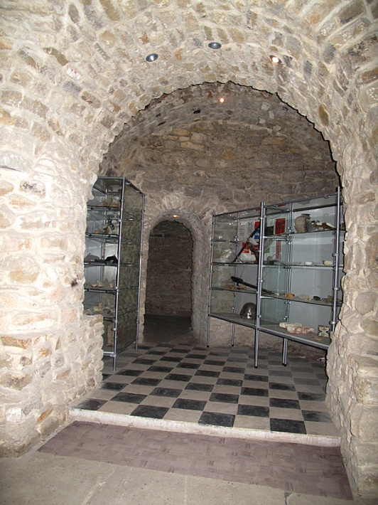 sala muzealna w podziemiach zamkowych