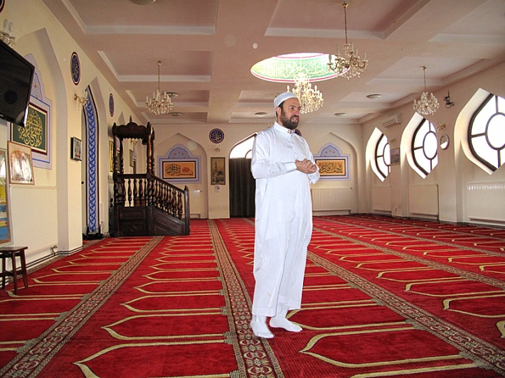 meczet - imam w sali modlitewnej (musalli)