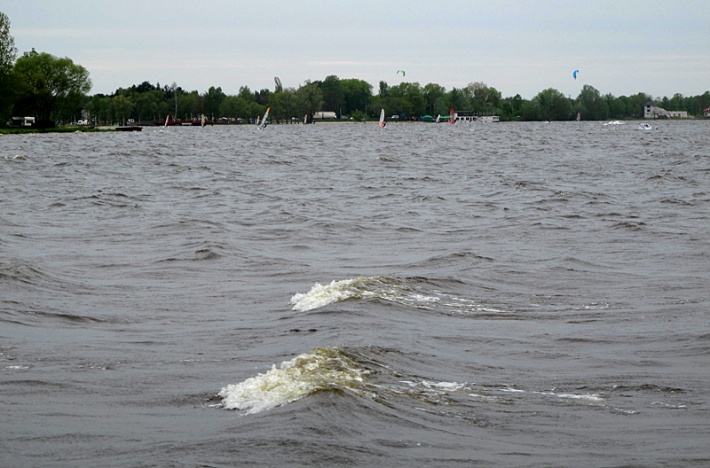 Jezioro Zegrzyńskie - windsurferzy i kitesurferzy