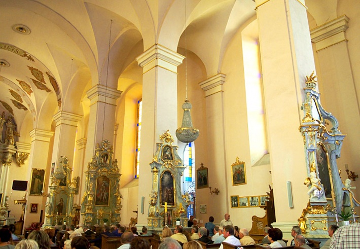 kościół Nawiedzenia NMP w Sejnach - ołtarze boczne przy filarach