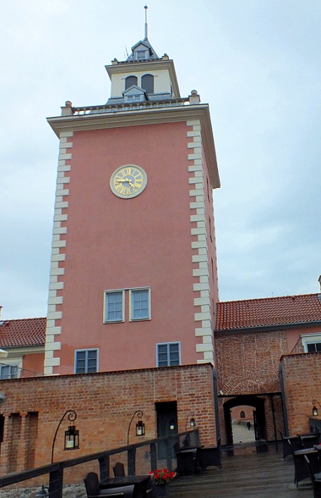 Zamek biskupi w Lidzbarku Warmińskim - brama na przedzamcze płd. i wieża zegarowa