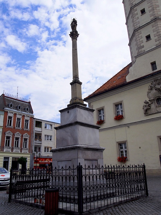 Głogówek - XVII-wieczna kolumna Maryjna przed ratuszem