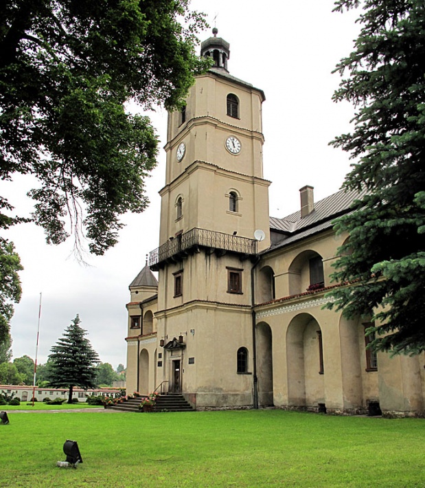 klasztor cysterski w Wąchocku - skrzydło zachodnie z Wieżą Rakoczego, pełniącą rolę dzwonnicy