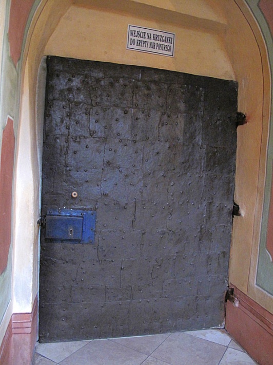 kościół cysterski w Wąchocku - kute drzwi prowadzące ze świątyni na krużganki klasztorne