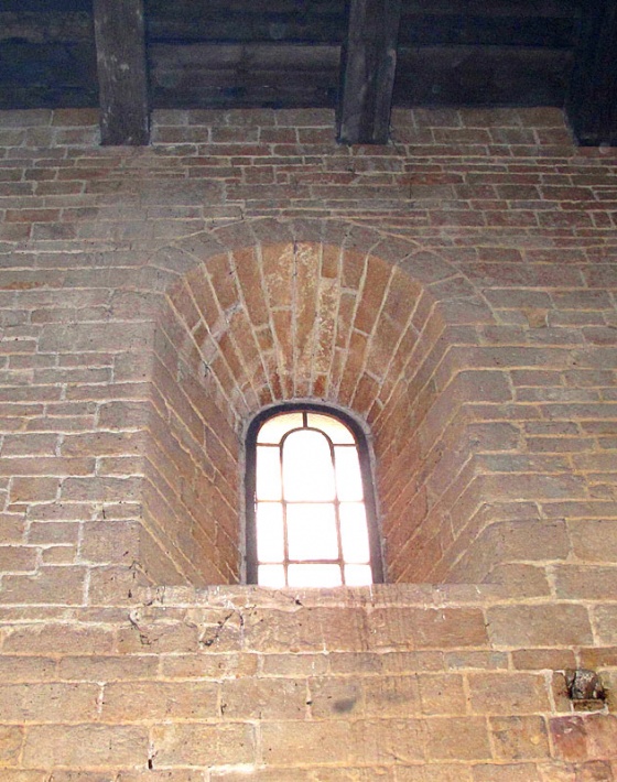 Inowłódz - romański kościół św. Idziego - romańskie okno