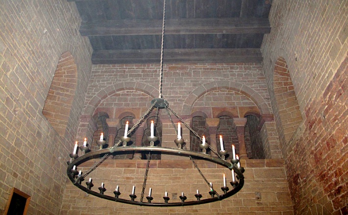 Inowłódz - romański kościół św. Idziego - żyrandol ze świecami