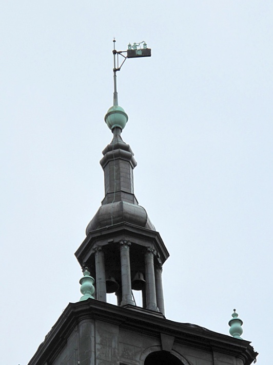 ratusz w Kaliszu - hełm wieży z dzwonami i chorągiewką wiatrowskazu
