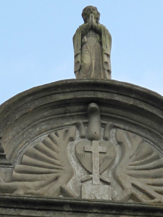 kościół w Paradyżu - figura Matki Bożej na szczycie fasady
