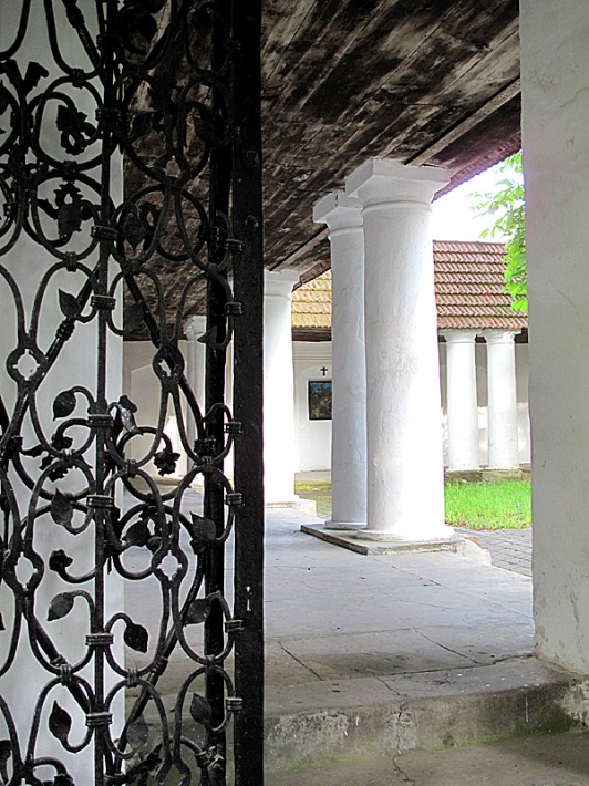 kościół w Paradyżu -  XVII-wieczna, kuta brama i krużganki dziedzińca odpustowego